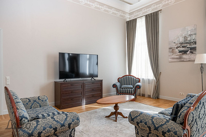 Dzīvoklis kā māja. Tiek pārdots ar visām mēbelēm, ir 2 slēgtas garāžas teritorijā, ir Jūrmala - foto 5