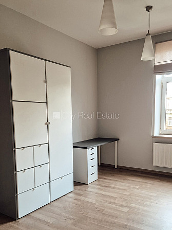 Fasādes māja, slēgts pagalms, ieeja no ielas, logi vērsti mājas abās pusēs, istabas Rīga - foto 19