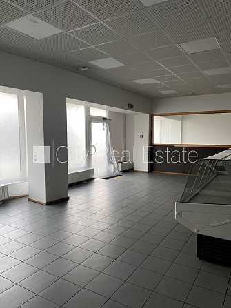 Fasādes māja, viena kvadrātmetra apsaimniekošanas maksa mēnesī  1.6 EUR, ieeja no ielas, logi Rīga - foto 18