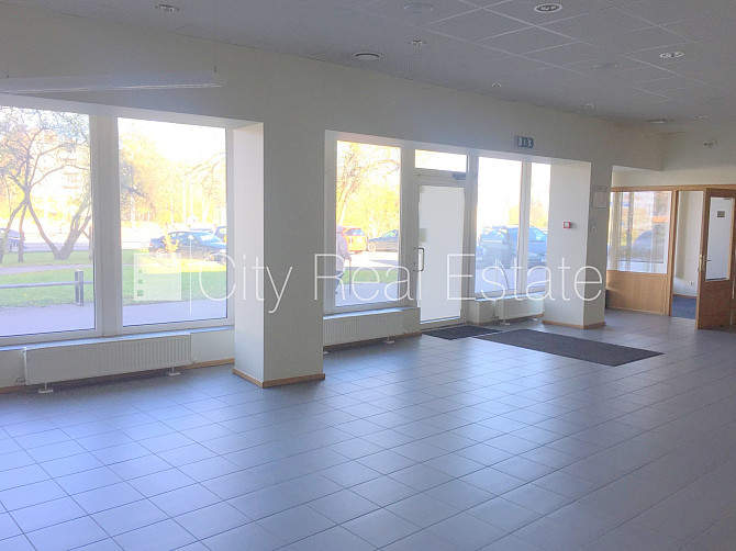 Fasādes māja, viena kvadrātmetra apsaimniekošanas maksa mēnesī  1.6 EUR, ieeja no ielas, logi Rīga - foto 15