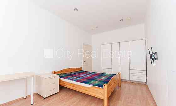 Дом во дворе, закрытый двор, окна выходят в обе стороны дома, изолированные Rīga