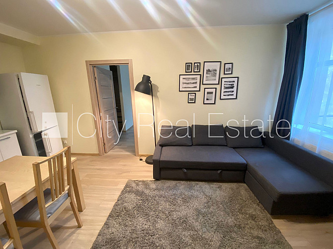 Дом во дворе, закрытый двор, лестничная клетка после капитального ремонта, Рига - изображение 16