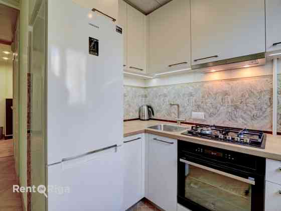 Īrei pieejams 2-istabu dzīvoklis Auru ielā, Imantā - klusā un zaļā rajona daļā.   Dzīvokļa kopējā pl Рига