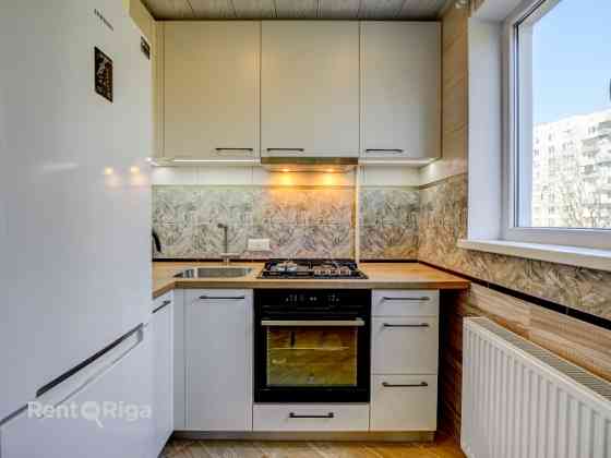 Īrei pieejams 2-istabu dzīvoklis Auru ielā, Imantā - klusā un zaļā rajona daļā.   Dzīvokļa kopējā pl Рига