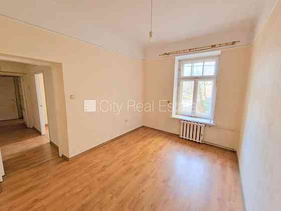 Фасадный дом, реновированный дом, место для машины, вход с улицы и со двора, Rīga