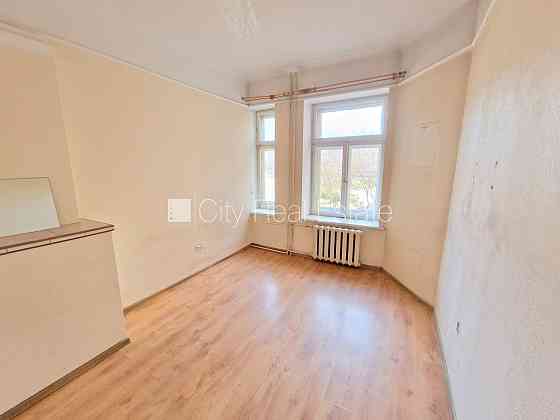 Фасадный дом, реновированный дом, место для машины, вход с улицы и со двора, Rīga