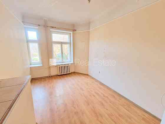 Фасадный дом, реновированный дом, место для машины, вход с улицы и со двора, Rīga