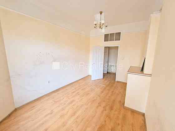 Фасадный дом, реновированный дом, место для машины, вход с улицы и со двора, Rīga