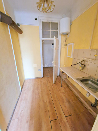 Fasādes māja, renovēta māja, vieta automašīnai, ieeja no ielas un pagalma, kāpņu telpa pēc Rīga - foto 15