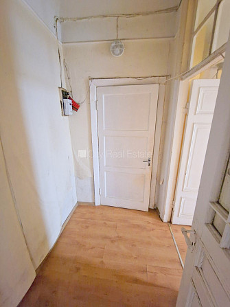 Fasādes māja, renovēta māja, vieta automašīnai, ieeja no ielas un pagalma, kāpņu telpa pēc Rīga - foto 20