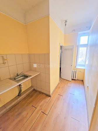 Fasādes māja, renovēta māja, vieta automašīnai, ieeja no ielas un pagalma, kāpņu telpa pēc Rīga - foto 14