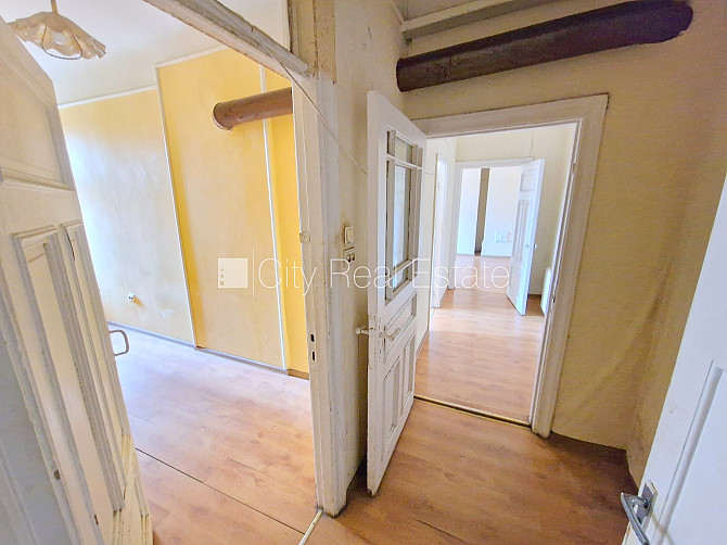 Fasādes māja, renovēta māja, vieta automašīnai, ieeja no ielas un pagalma, kāpņu telpa pēc Rīga - foto 11