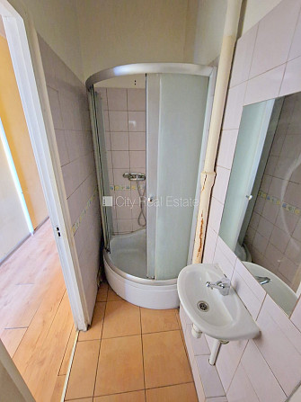 Fasādes māja, renovēta māja, vieta automašīnai, ieeja no ielas un pagalma, kāpņu telpa pēc Rīga - foto 19