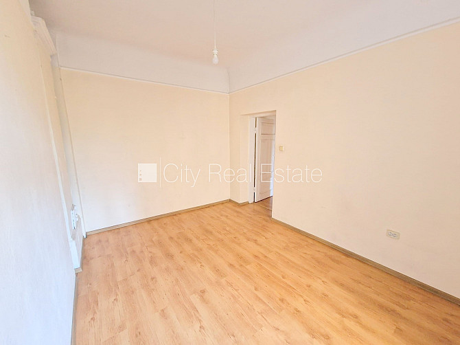 Fasādes māja, renovēta māja, vieta automašīnai, ieeja no ielas un pagalma, kāpņu telpa pēc Rīga - foto 9