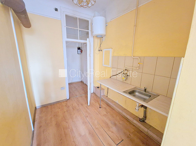 Fasādes māja, renovēta māja, vieta automašīnai, ieeja no ielas un pagalma, kāpņu telpa pēc Rīga - foto 17