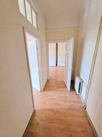 Fasādes māja, renovēta māja, vieta automašīnai, ieeja no ielas un pagalma, kāpņu telpa pēc Rīga - foto 5