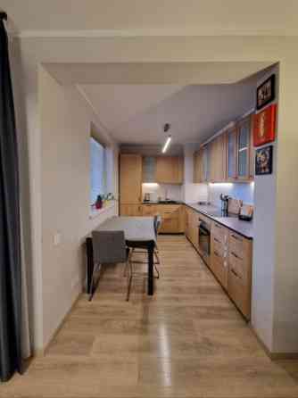 Сдается в долгосрочную аренду уютная, полностью меблированная двухкомнатная Rīga