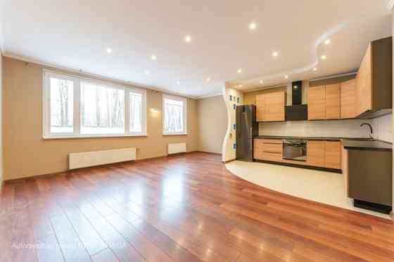 Предлагается просторная, светлая и солнечная 3-комнатная квартира в отличном Rīga