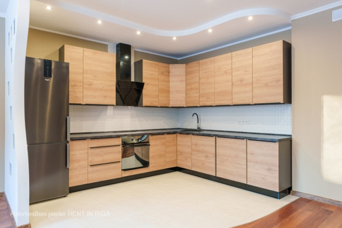 Piedāvājumā plašs, gaišs un saulains 3 istabu dzīvoklis lieliskā atrašanās vietā Juglā. Rīga - foto 3