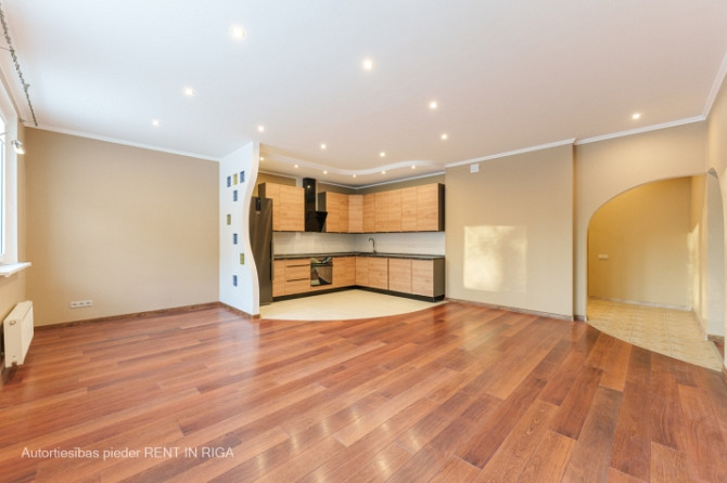 Piedāvājumā plašs, gaišs un saulains 3 istabu dzīvoklis lieliskā atrašanās vietā Juglā. Rīga - foto 1