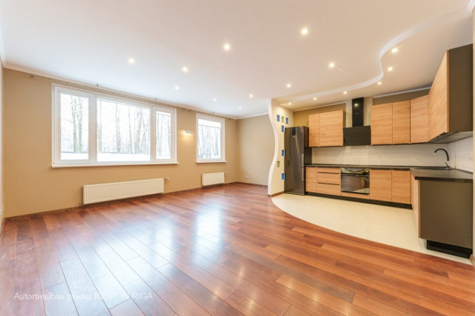 Piedāvājumā plašs, gaišs un saulains 3 istabu dzīvoklis lieliskā atrašanās vietā Juglā. Rīga - foto 2