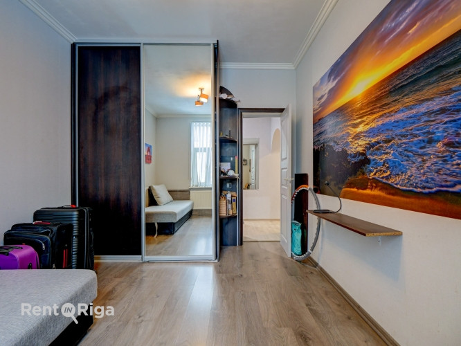 Pārdošanā omulīgs un gaišs 4 istabu dzīvoklis ar privātmājas sajūtu Dzegužkalnā  Ideāla Rīga - foto 2