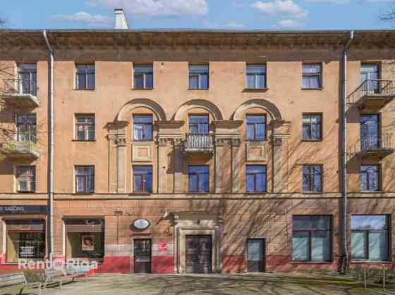 Предлагается квартира с аутентичным характером на первом этаже здания, с окнами Rīga