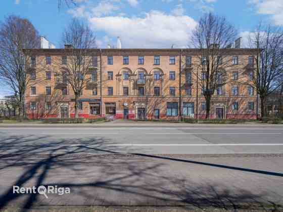 Предлагается квартира с аутентичным характером на первом этаже здания, с окнами Rīga
