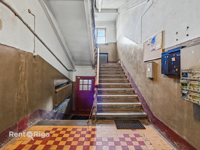 Piedāvājumā dzīvoklis ar autentisku raksturu ēkas pirmajā stāvā, ar logiem uz klusu Rīga - foto 7