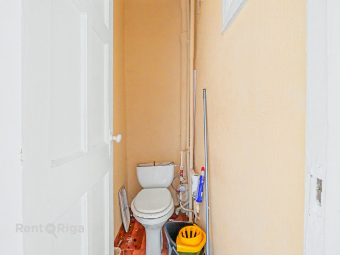 Piedāvājumā dzīvoklis ar autentisku raksturu ēkas pirmajā stāvā, ar logiem uz klusu Rīga - foto 9