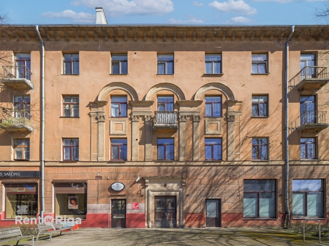 Piedāvājumā dzīvoklis ar autentisku raksturu ēkas pirmajā stāvā, ar logiem uz klusu Rīga - foto 1