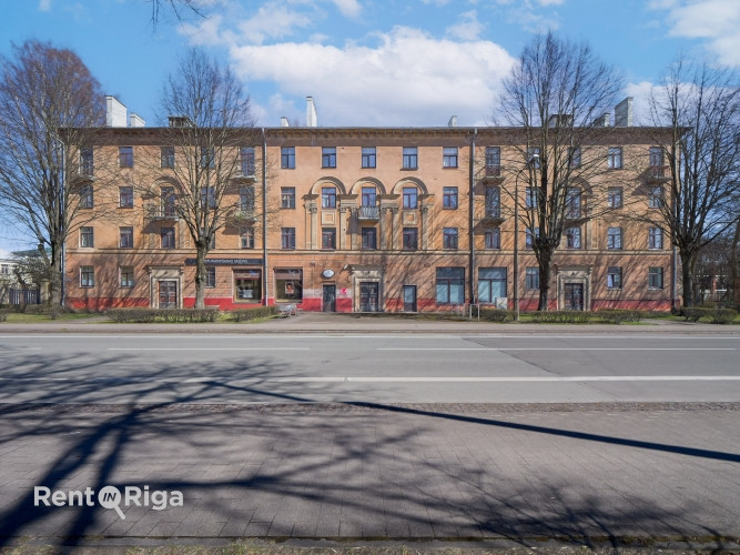 Piedāvājumā dzīvoklis ar autentisku raksturu ēkas pirmajā stāvā, ar logiem uz klusu Rīga - foto 2