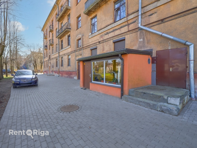 Piedāvājumā dzīvoklis ar autentisku raksturu ēkas pirmajā stāvā, ar logiem uz klusu Rīga - foto 3