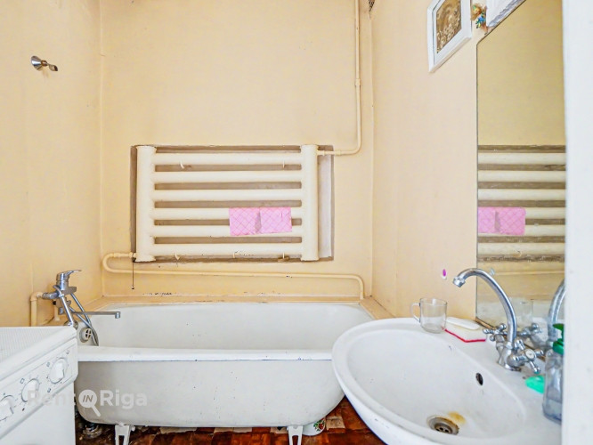 Piedāvājumā dzīvoklis ar autentisku raksturu ēkas pirmajā stāvā, ar logiem uz klusu Rīga - foto 8