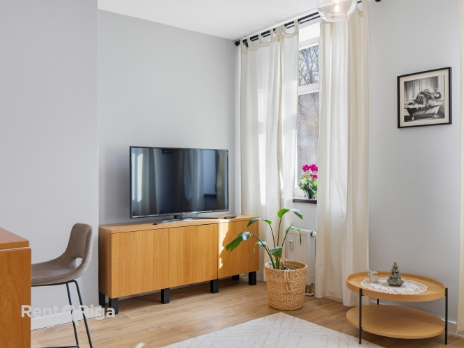 Īrei pieejams praktisks un mūsdienīgs 2-istabu dzīvoklis Rīgas centrā.  Dzīvoklim ir Rīga - foto 2