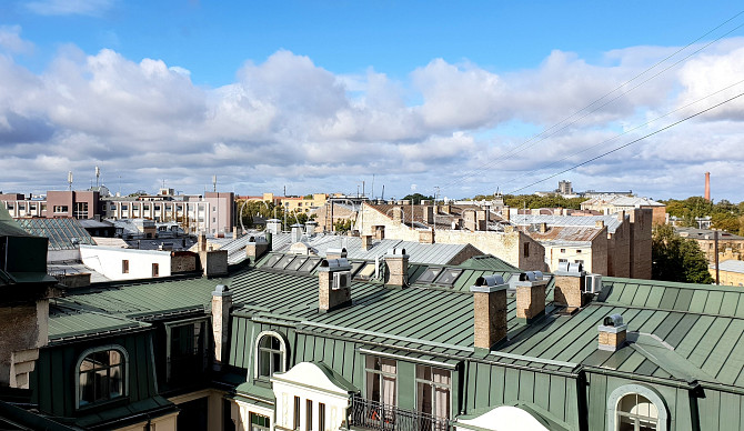 Fasādes māja, labiekārtots apzaļumots pagalms, bezmaksas stāvvieta pagalmā, beletāža, logi Rīga - foto 17