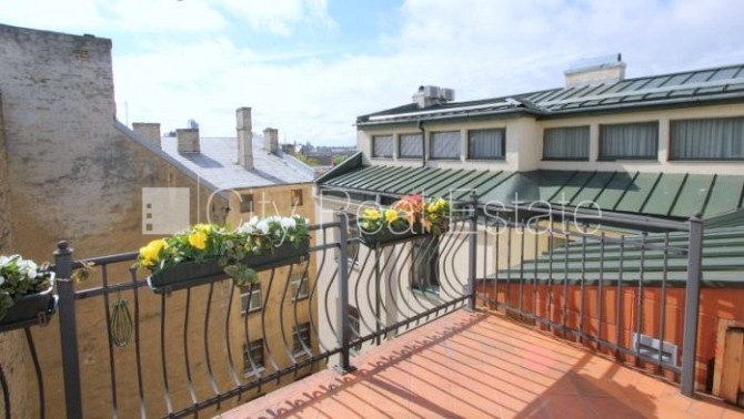 Fasādes māja, labiekārtots apzaļumots pagalms, bezmaksas stāvvieta pagalmā, beletāža, logi Rīga - foto 16