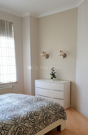 Fasādes māja, labiekārtots apzaļumots pagalms, bezmaksas stāvvieta pagalmā, beletāža, logi Rīga - foto 20