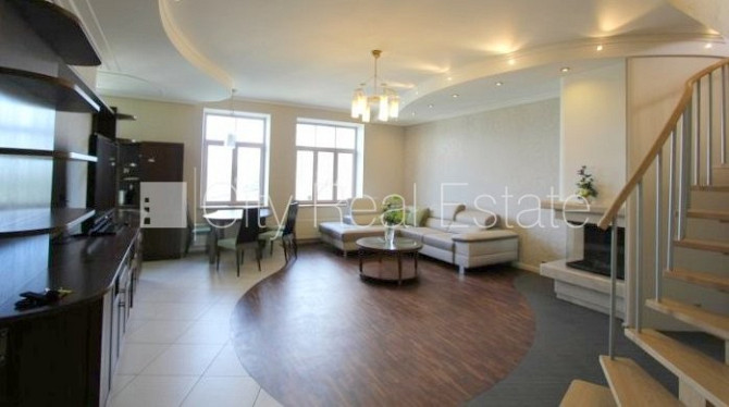 Fasādes māja, labiekārtots apzaļumots pagalms, bezmaksas stāvvieta pagalmā, beletāža, logi Rīga - foto 11