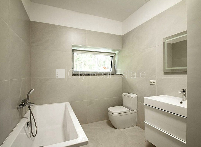 Новостройка, благоустроенная озеленённая территория, подъездная дорога покрыта Юрмала - изображение 12