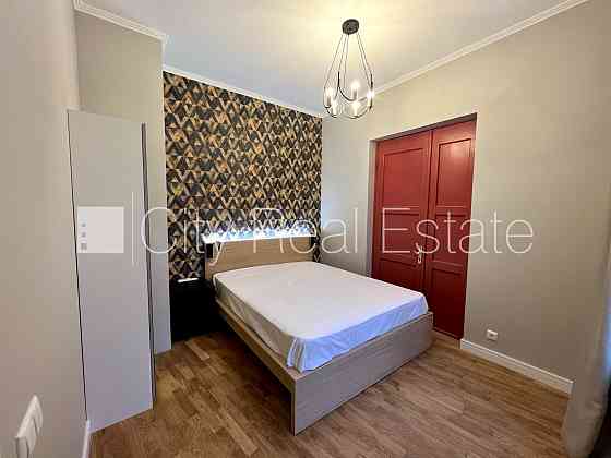 Фасадный дом, реновированный дом, подъездная дорога покрыта брущаткoй, Рига