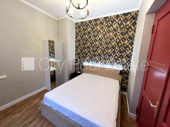 Фасадный дом, реновированный дом, подъездная дорога покрыта брущаткoй, Рига