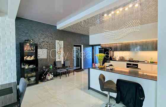 Частный дом, новостройка, благоустроенная озеленённая территория, территория Юрмала