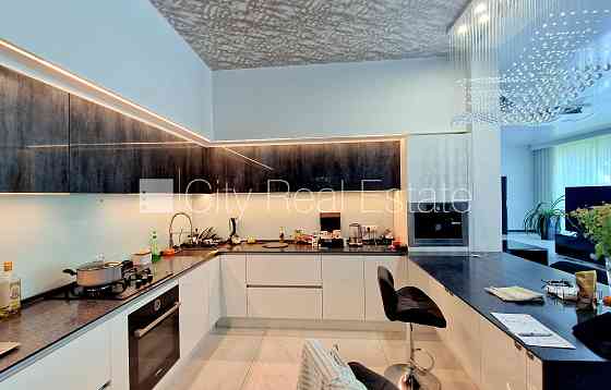 Частный дом, новостройка, благоустроенная озеленённая территория, территория Юрмала