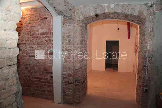 Фасадный дом, фасад с декоративной штукатуркой, закрытый двор, место для машины, Rīga