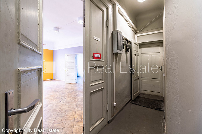 Fasādes māja, slēgts pagalms, vieta vairākām automašīnām, ieeja no ielas, kāpņu telpa Rīga - foto 19