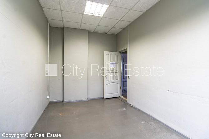 Fasādes māja, slēgts pagalms, vieta vairākām automašīnām, ieeja no ielas, kāpņu telpa Rīga - foto 15