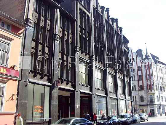 Фасадный дом, закрытый двор, вход с улицы, окна выходят во двор, окна выходят на Рига