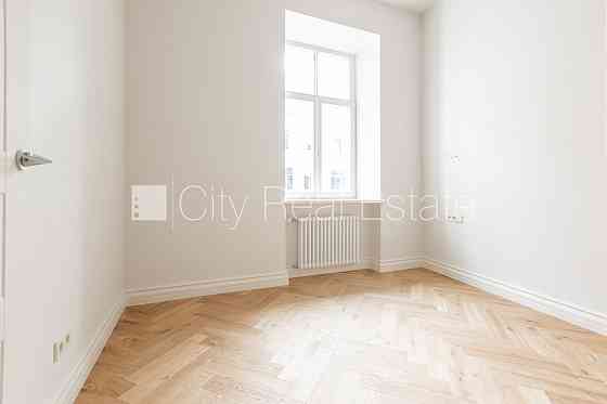 Фасадный дом, реставрированный дом, закрытый двор, лифт, лестничная клетка после Рига