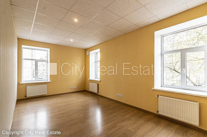 Фасадный дом, места для нескольких машин, до детской игровой площадки 50 м, окна Рига - изображение 9